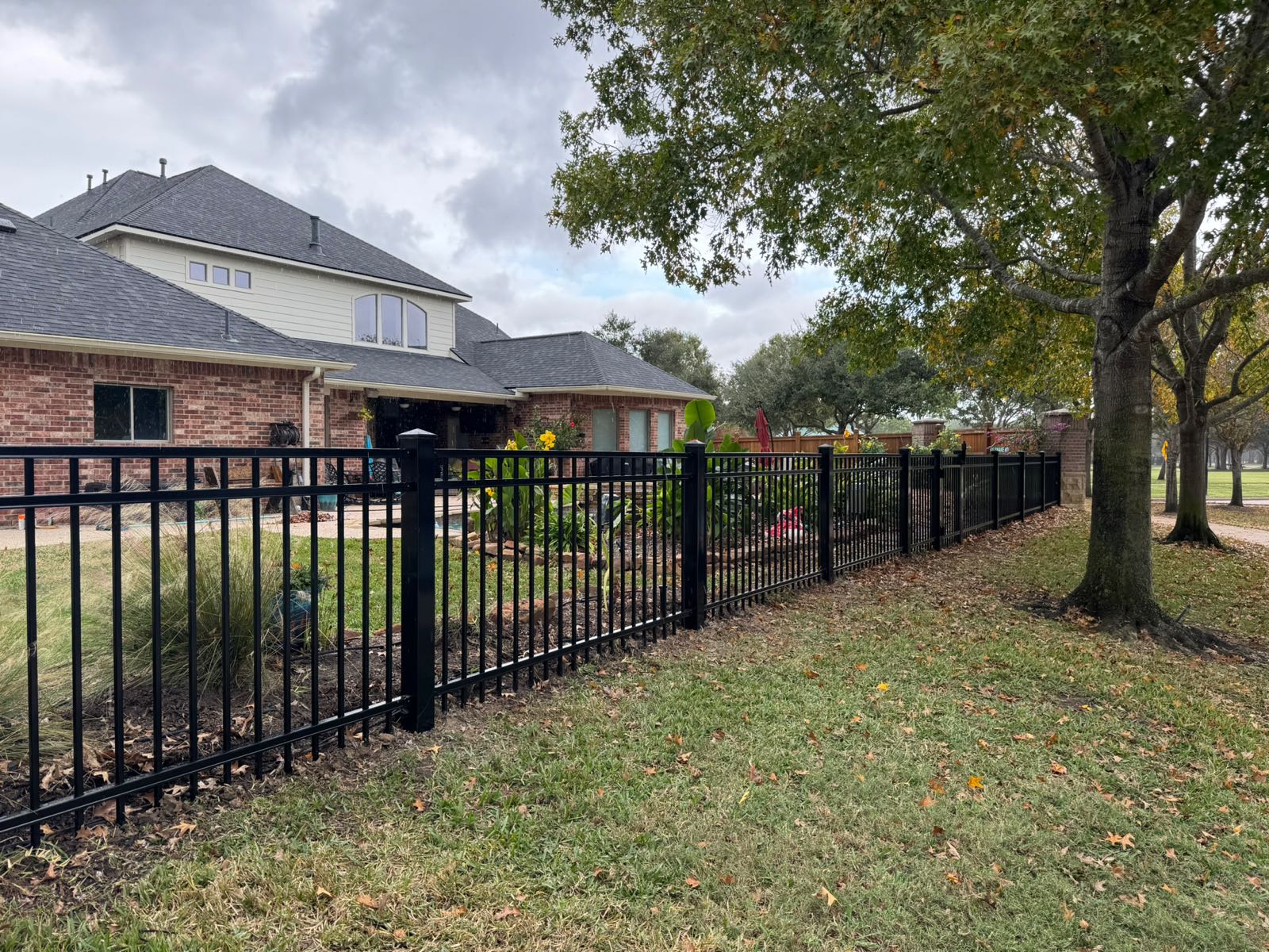 Iron fencing photo 4